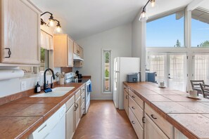 Fridge, microwave, oven, stovetop - Sunset Soaks, Hot Tub, Firepit, Charming (Sedona)