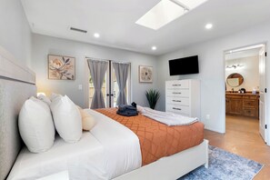 3 bedrooms, travel cot, free WiFi, bed sheets - Sunset Soaks, Hot Tub, Firepit, Charming (Sedona)