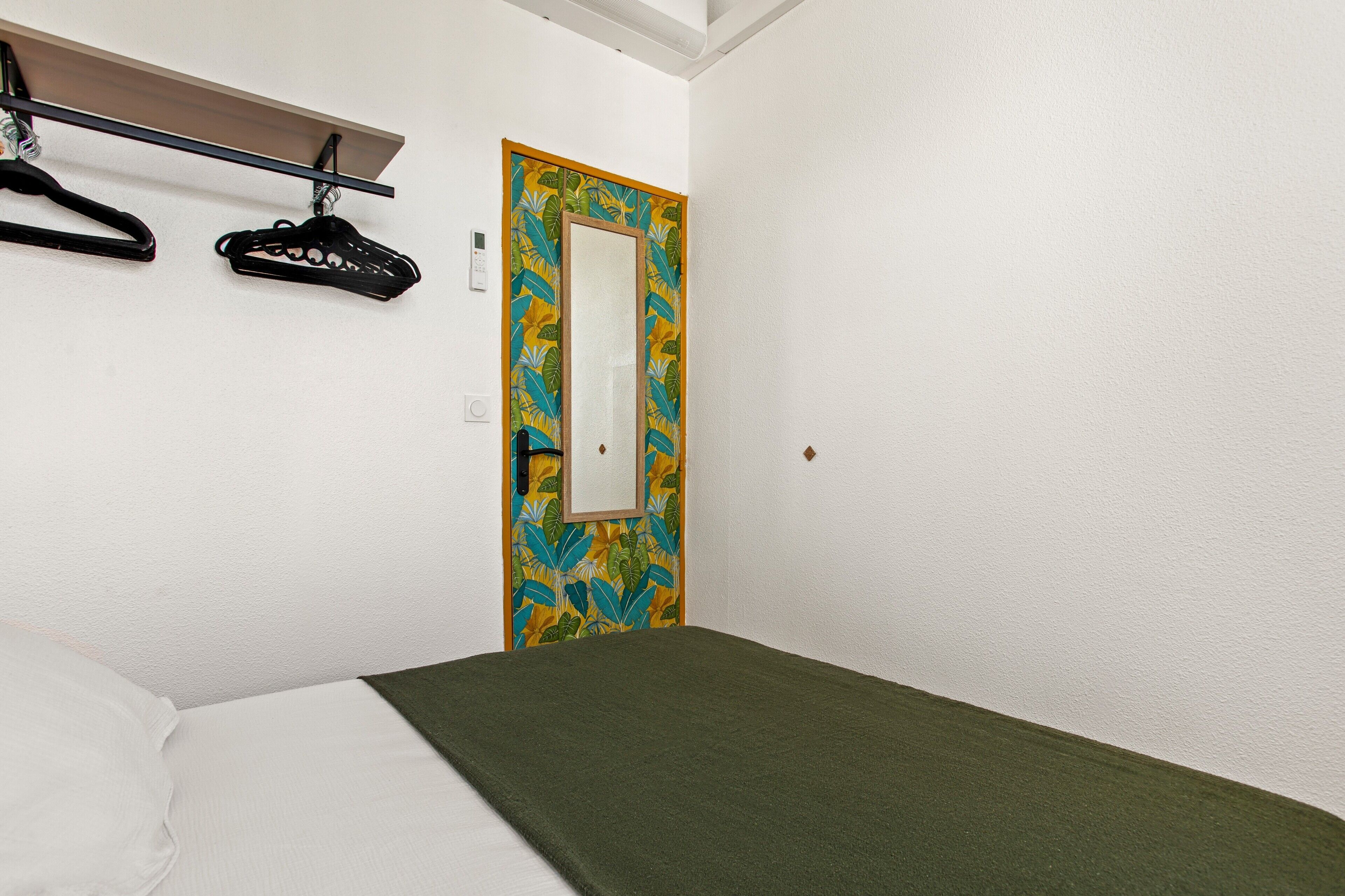 Tabla de planchar con plancha, wifi, ropa de cama