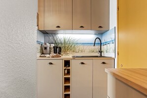 Fridge, microwave, oven, stovetop - Moréa – Air-conditioned Apartment with Pool and Tennis in Fréjus (Fréjus)