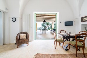 Interior - The Ridge House with Sea View by Rentbeat  (Carovigno)