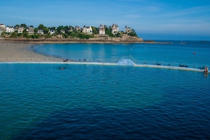 A coastal town with a beach, a pier, and historic buildings. - Accommodation for 4, 500m from the beach (Dinard)