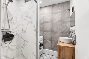 Shower, hair dryer - Accommodation for 4, 500m from the beach (Dinard)