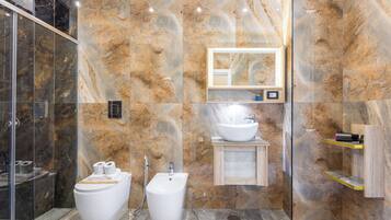 Chambre supérieure double ou avec lits jumeaux, vue sur la ville | Salle de bain | Douche, séchoir à cheveux, serviettes fournies, savon