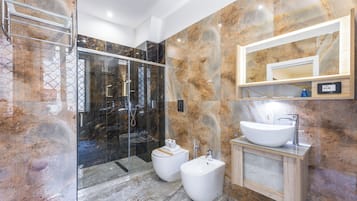 Chambre quadruple supérieure | Salle de bain | Douche, séchoir à cheveux, serviettes fournies, savon