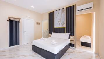 Chambre quadruple supérieure | Coffre-fort, espace de travail pour ordinateurs portables