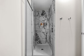 Shower, hair dryer, towels - Salt & Serenity Coastal-Inspired 2-Bedroom (Saint Charles)