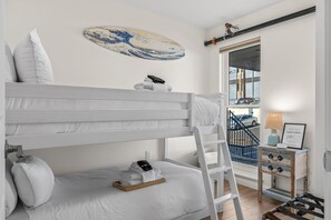 2 bedrooms, free WiFi, bed sheets - Salt & Serenity Coastal-Inspired 2-Bedroom (Saint Charles)