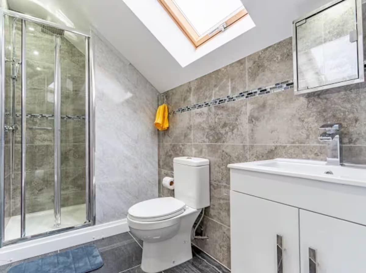 Shower, hair dryer, towels, shampoo