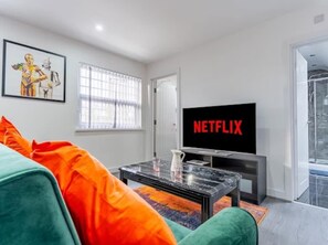 TV, offices - Modern Apartment Near City & Transport Links (West Midlands)