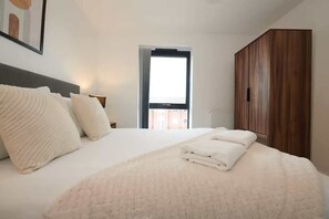 Iron/ironing board, WiFi, bed sheets - Modern York Apartment w/ Free Parking & WiFi (York)