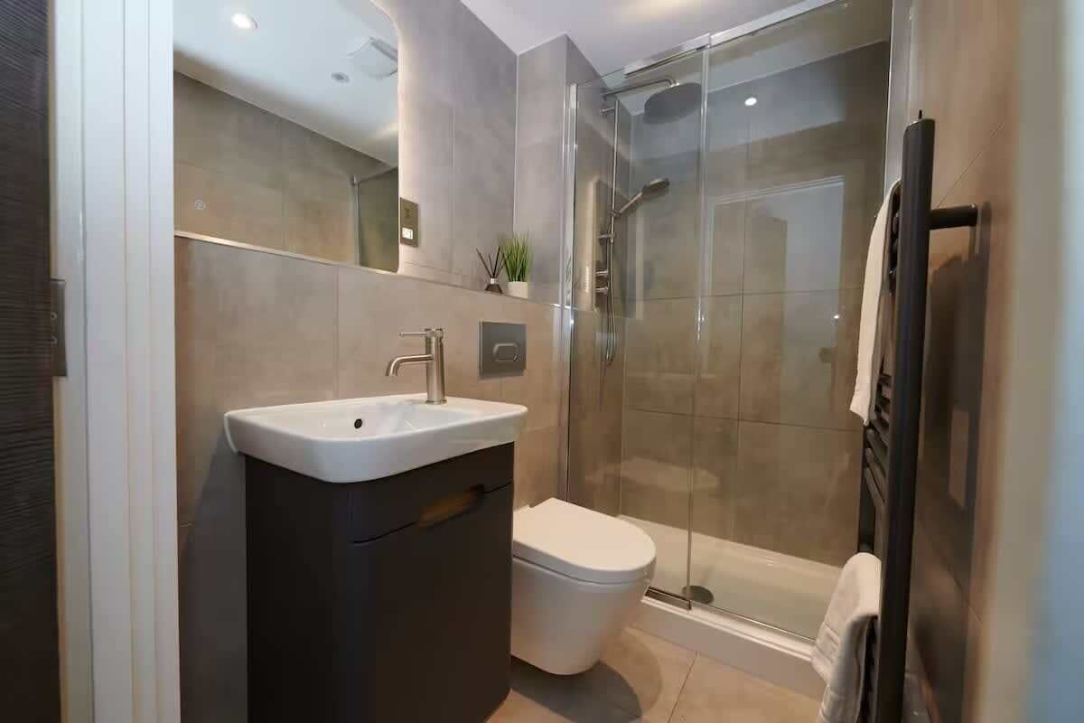 Shower, hair dryer, towels, shampoo