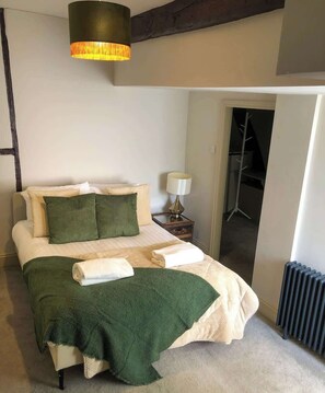 Iron/ironing board, WiFi, bed sheets - Stylish Historic Apartment Near York Minster (York)