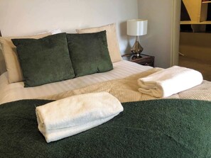 Tabla de planchar con plancha, wifi y ropa de cama 