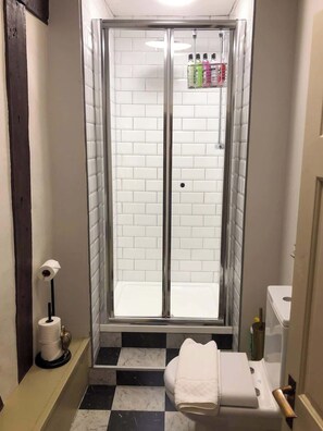 Shower, hair dryer, towels, shampoo - Stylish Historic Apartment Near York Minster (York)