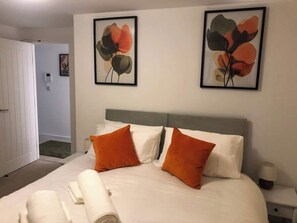 Iron/ironing board, WiFi, bed sheets - Stylish Central Penthouse: Free Parking & Wi-Fi (Derby)