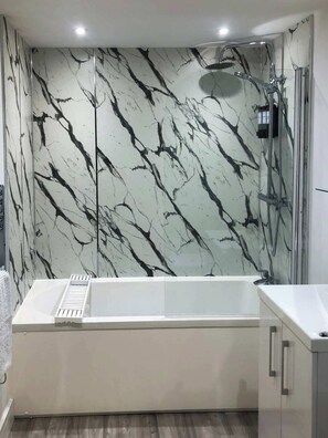 Shower, hair dryer, towels, shampoo - Stylish Central Penthouse: Free Parking & Wi-Fi (Derby)