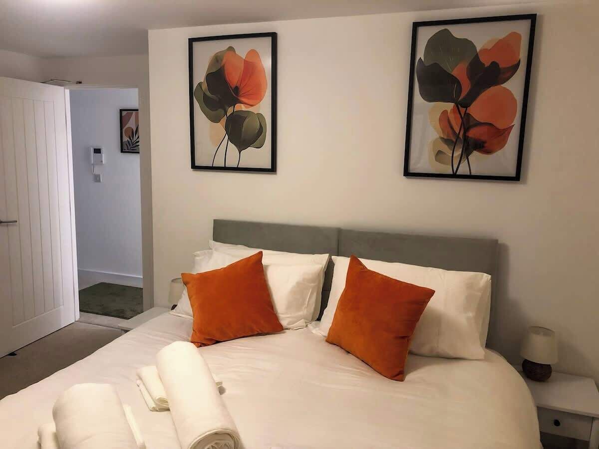 Desk, iron/ironing board, WiFi, bed sheets