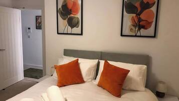 Desk, iron/ironing board, WiFi, bed sheets