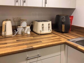 Fridge, microwave, oven, stovetop - Stylish City Centre Penthouse w/ Free Parking (Derby)