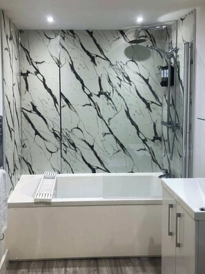 Shower, hair dryer, towels, shampoo - Stylish City Centre Penthouse w/ Free Parking (Derby)