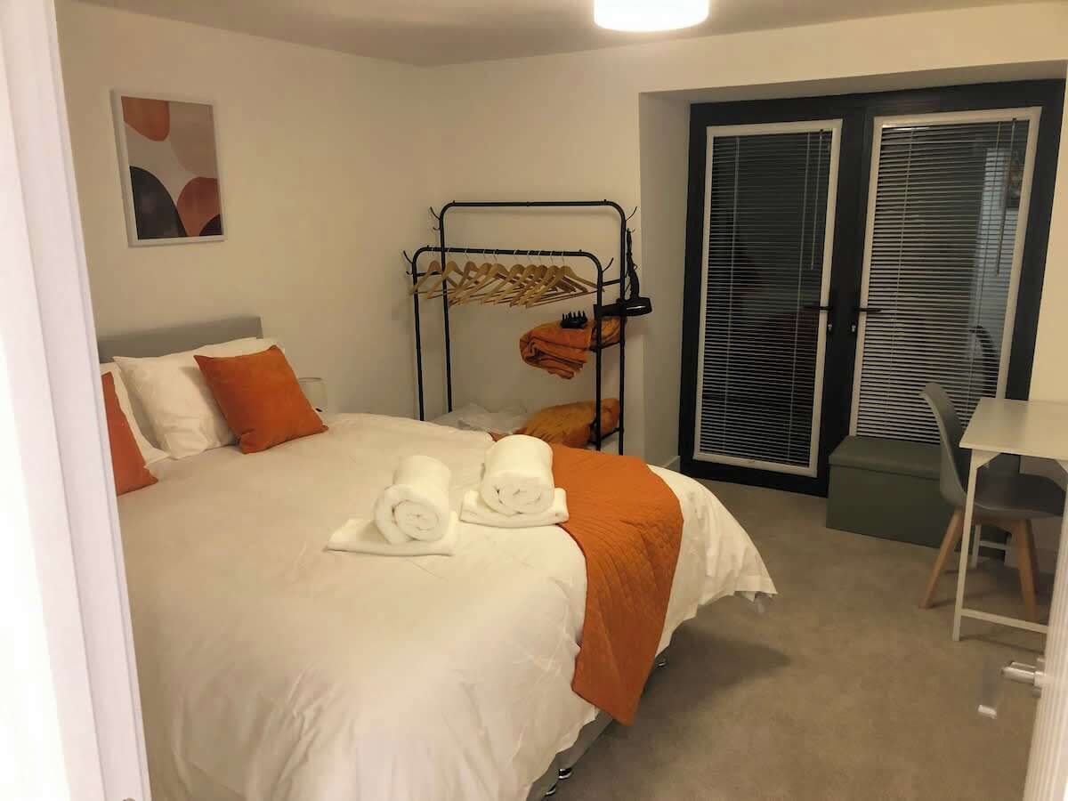 Iron/ironing board, WiFi, bed sheets