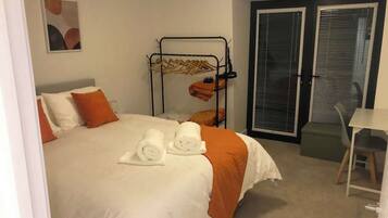 Iron/ironing board, WiFi, bed sheets