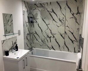 Dusche, Haartrockner, Handtücher, Shampoo