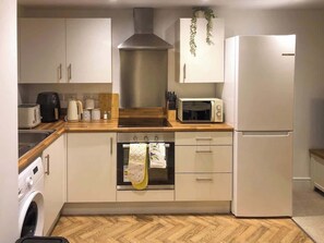 Fridge, microwave, oven, stovetop - Stylish City Centre Penthouse w/ Free Parking (Derby)