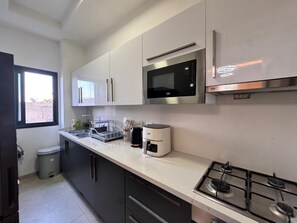 Private kitchen - Cozy apartment with swimming pool and gym (Dakar)