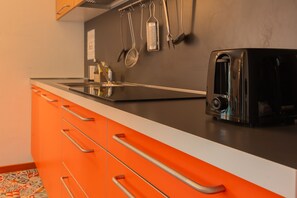 Eine Küche mit Toaster, Spüle und hängendem Küchenzubehör.