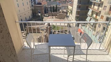 Chambre Double Supérieure, balcon, vue ville | Restauration extérieure