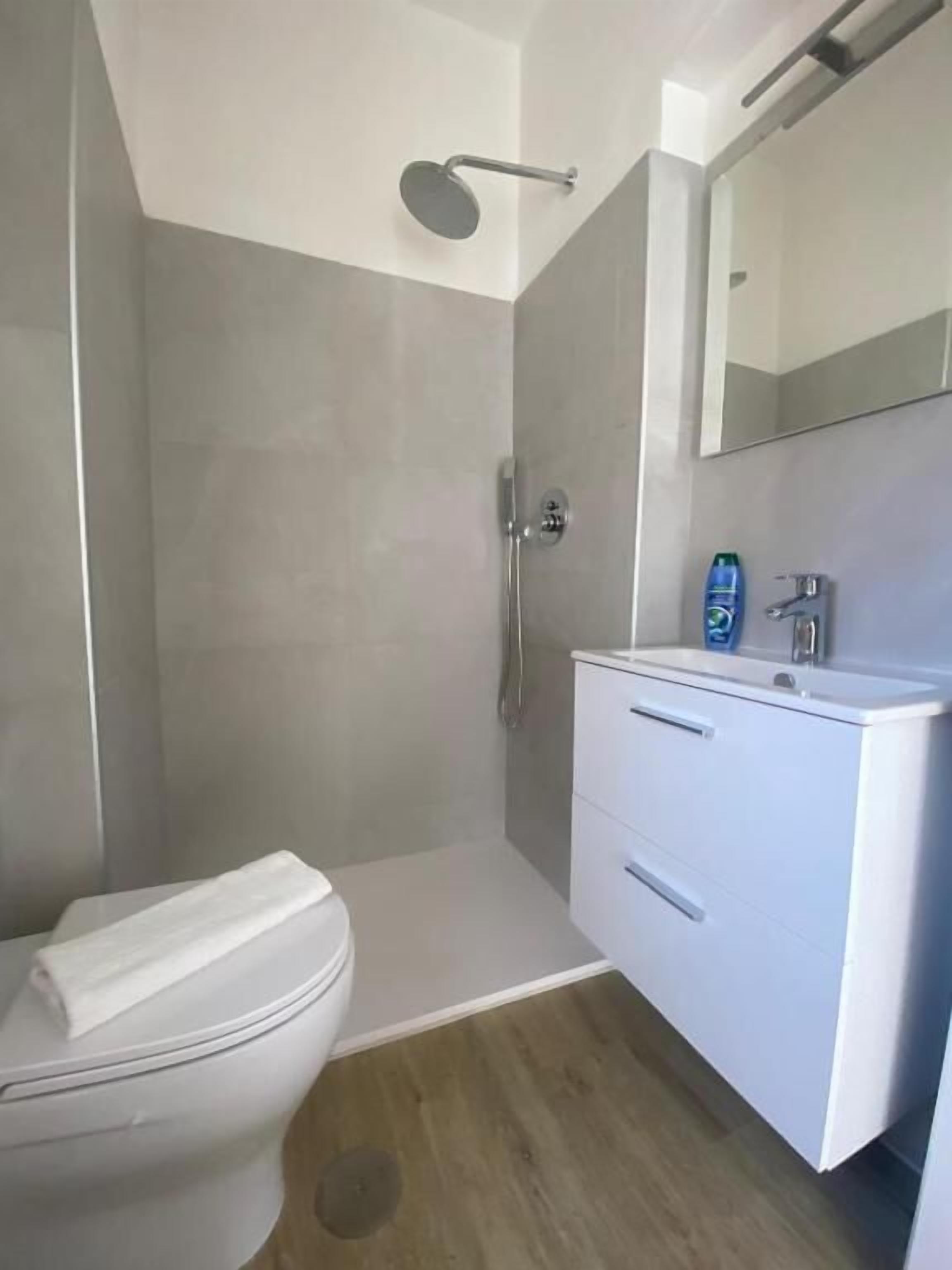 Basic Double Room, Balcony, City View | Bathroom