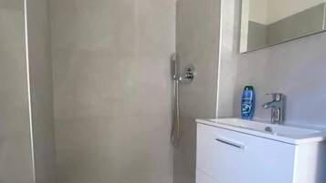 Basic Double Room, Balcony, City View | Bathroom