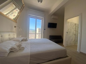 Habitación doble superior, balcón, vista a la ciudad | Escritorio, espacio para trabajar con laptop y cortinas blackout 