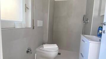 Eenvoudige tweepersoonskamer, balkon, uitzicht op de stad | Badkamer