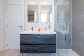 Shower, hair dryer, towels - LAURA- Modern apartment with golf and sea views (La Cala de Mijas)