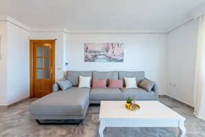 TV - Apartment in Torremolinos with sea views (Torremolinos)