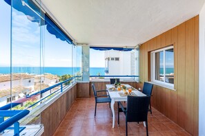 Outdoor dining - Apartment in Torremolinos with sea views (Torremolinos)
