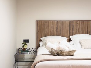 Tabla de planchar con plancha, wifi, ropa de cama