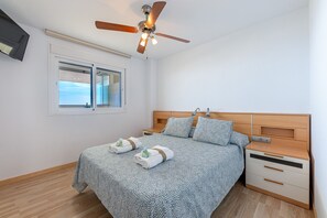 Tabla de planchar con plancha, wifi gratis y ropa de cama 