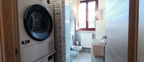 Dusche, Haartrockner, Bidet, Handtücher