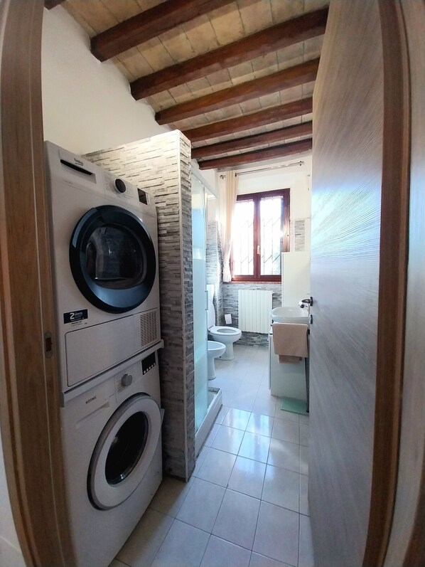 Douche, sĂšche-cheveux, bidet, serviettes fournies