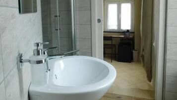 Comfort Triple Room, City View | Bathroom