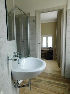 Quarto triplo conforto, vista para a cidade | Banheiro