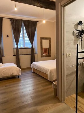 Quarto quádruplo família, vista para o pátio