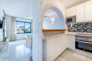 Fridge, microwave, oven, coffee/tea maker - GUIDO - Apartment in Pueblo del Parque (Benalmádena)