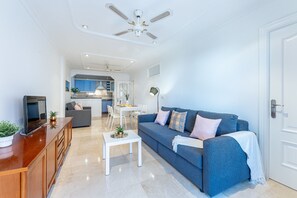 Living area - Renovated apartment on the seafront promenade fuengirola (Fuengirola)
