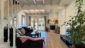 Departamento, vista al mar | Área de sala de estar