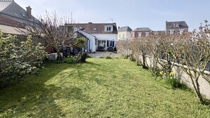 Ein Wohngebiet mit einem Haus, das eine blaue Tür und einen kleinen Balkon hat.